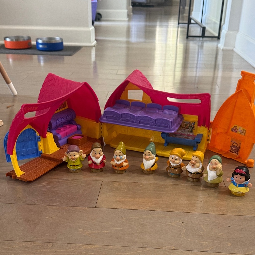 Fisher-Price Little People Snow White Cottage Playset with Figures